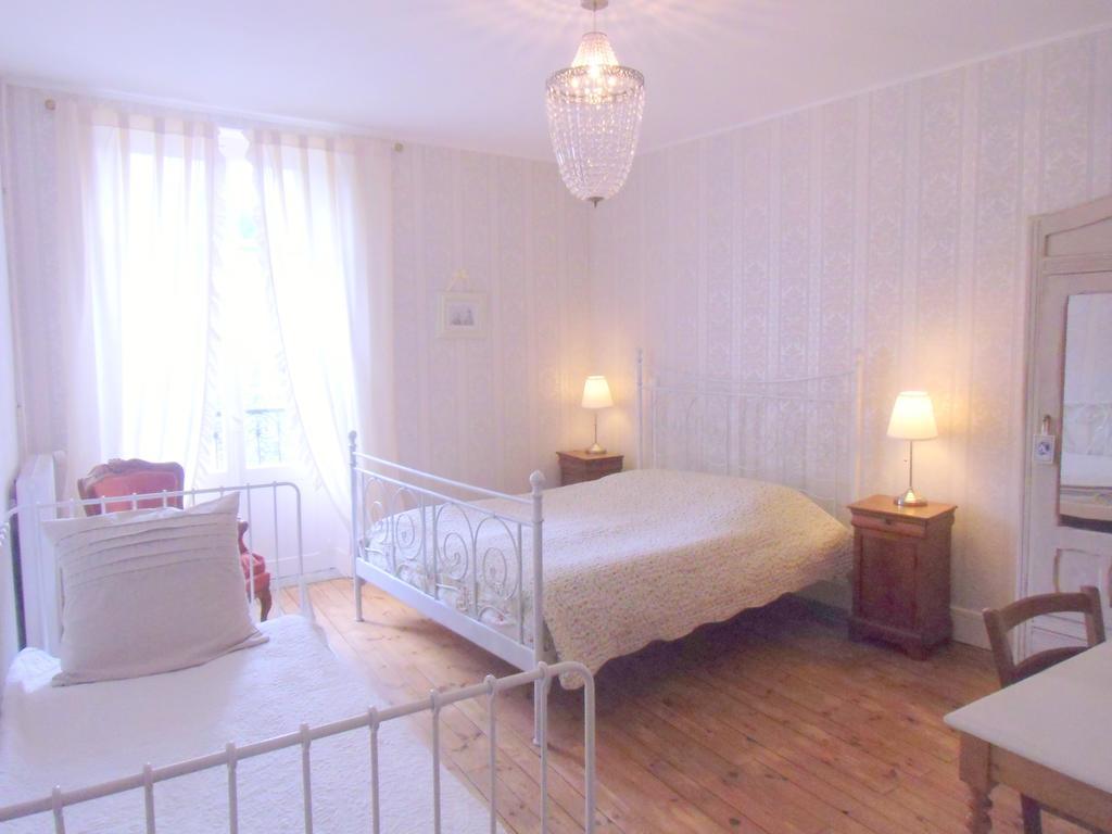 Hôtel De La Providence Égliseneuve-dʼEntraigues Habitación foto