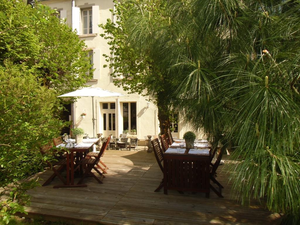 Hôtel De La Providence Égliseneuve-dʼEntraigues Exterior foto