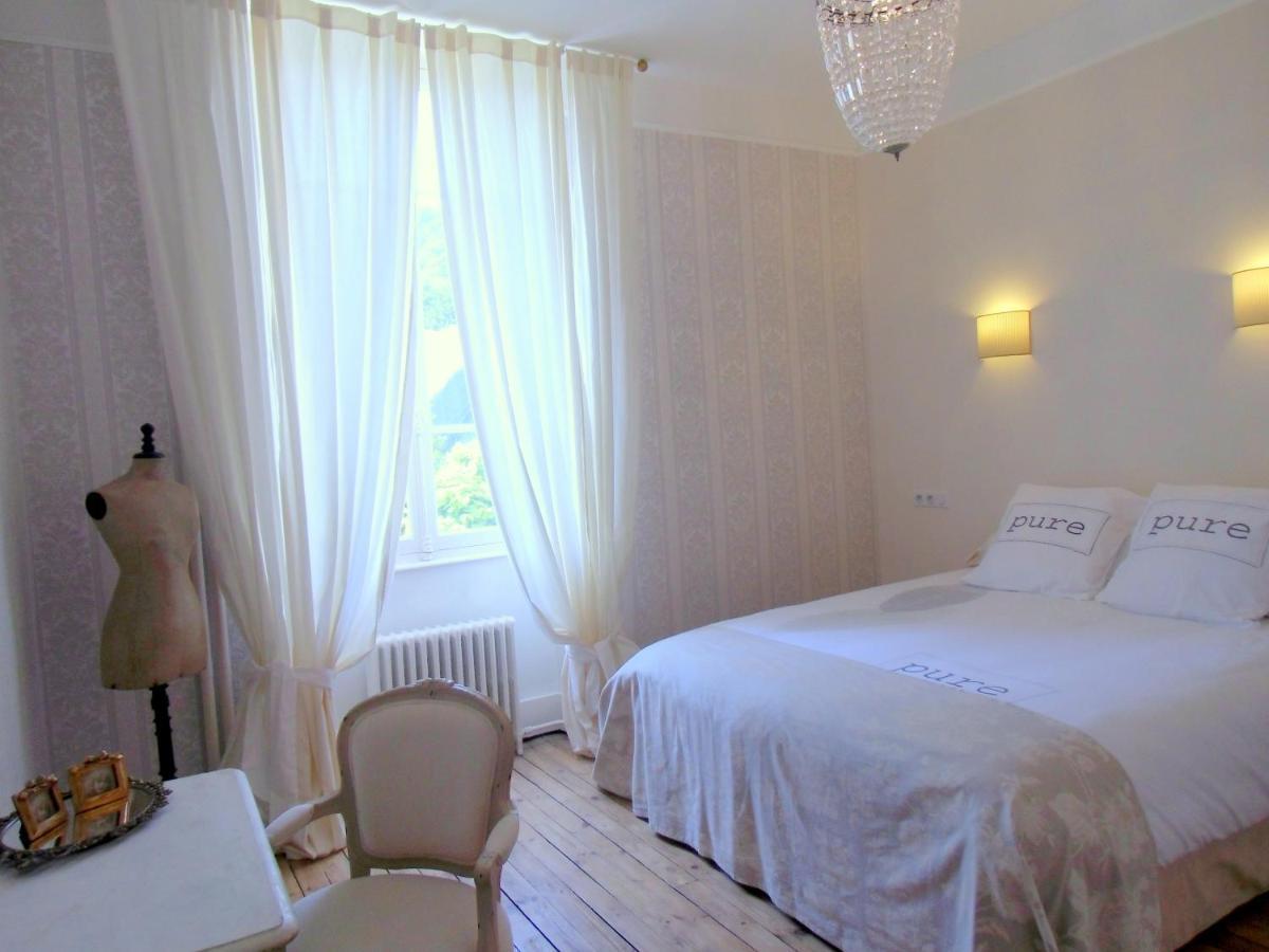 Hôtel De La Providence Égliseneuve-dʼEntraigues Habitación foto