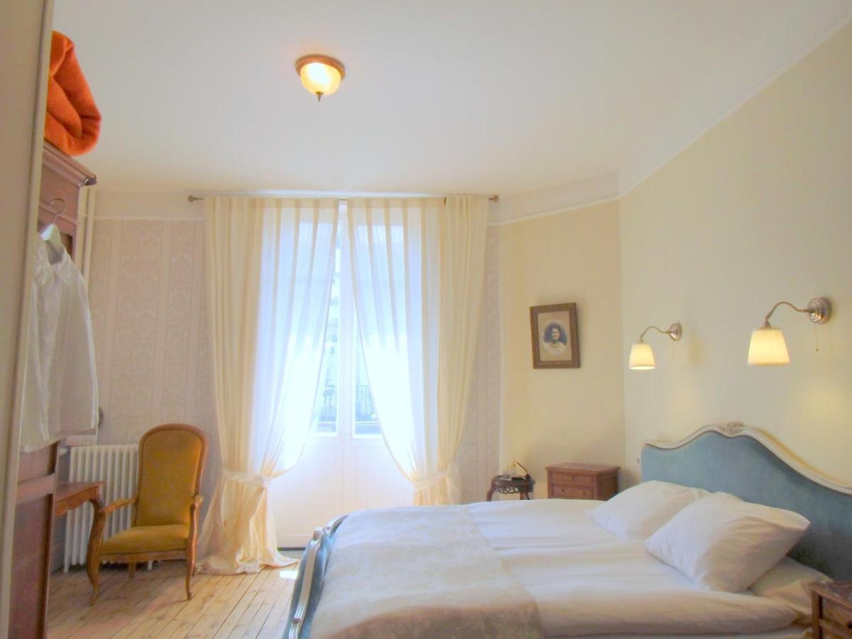 Hôtel De La Providence Égliseneuve-dʼEntraigues Habitación foto
