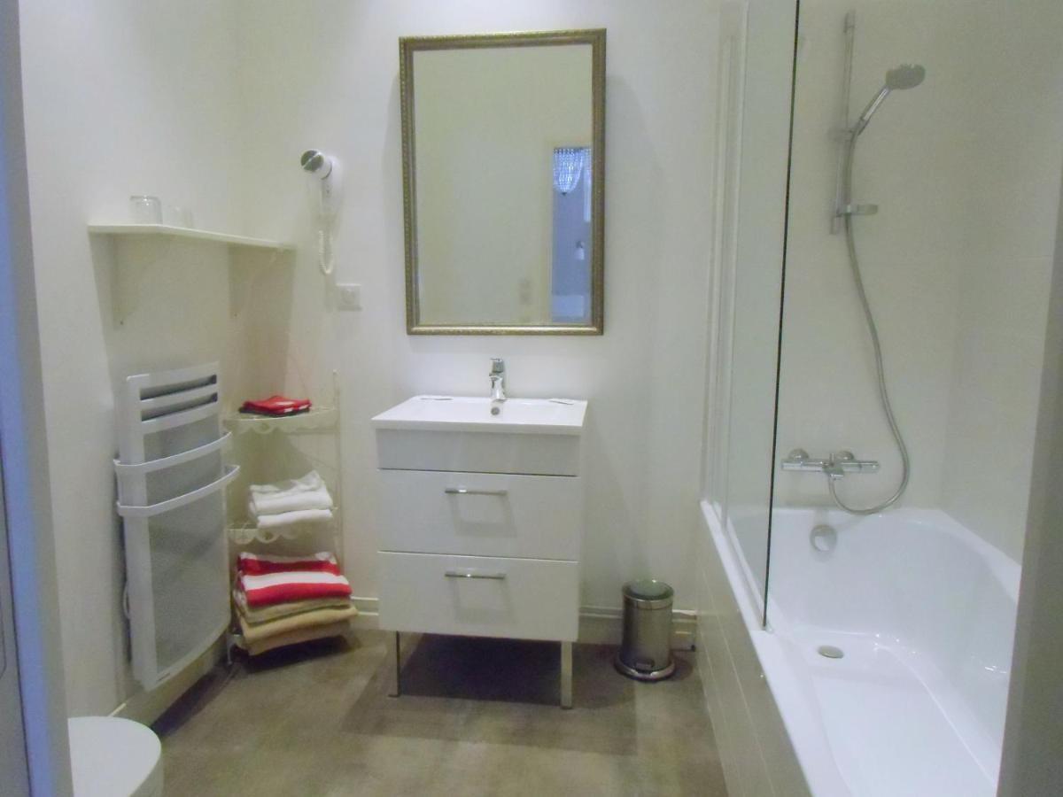 Hôtel De La Providence Égliseneuve-dʼEntraigues Habitación foto